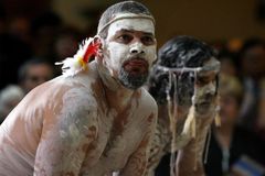 Obrazem: Domorodý rituál v australském parlamentu