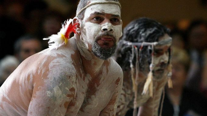 Aboriginští umělci provádějí uvítací rituál v parlamentu. Canberra, Austrálie