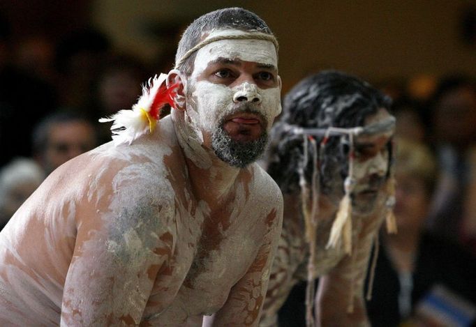 Aboriginští umělci provádějí uvítací rituál v parlamentu. Canberra, Austrálie