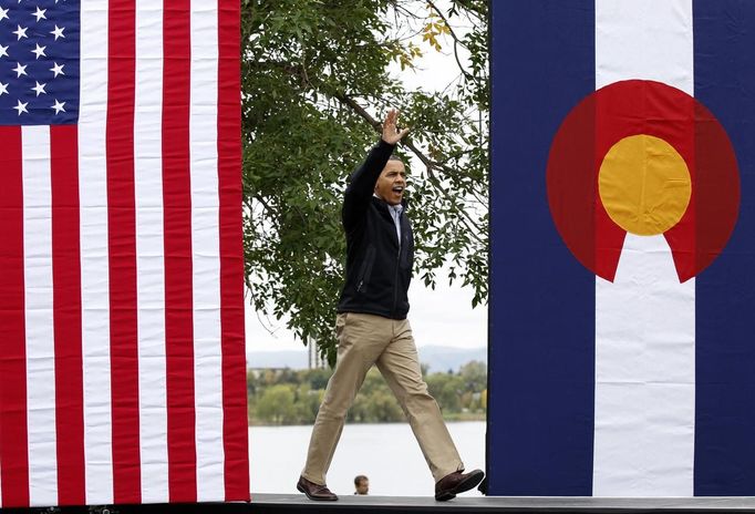 U.S. President Barack Obama arrives to speak at a campaign rally in Denver, Colorado October 4, 2012. REUTERS/Kevin Lamarque (UNITED STATES - Tags: POLITICS ELECTIONS USA PRESIDENTIAL ELECTION TPX IMAGES OF THE DAY) Published: Říj. 4, 2012, 5:08 odp.