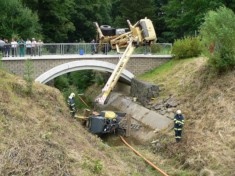 Bagr skončil v potoce