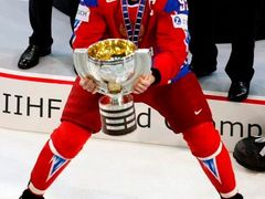 Alexej Morozov zvedá trofej pro mistry světa.