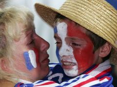 Malý fotbalový fanoušek Francie brečí po finálové prohře na penalty s Itálií.