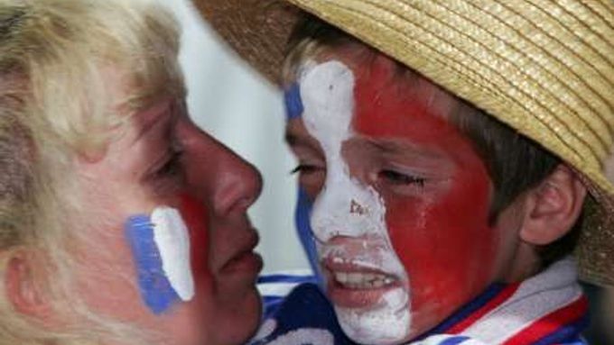 Malý fotbalový fanoušek Francie brečí po finálové prohře na penalty s Itálií.