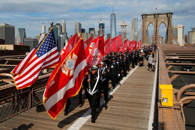 Newyorští hasiči pochodují do Brooklynu přes Brooklynský most na počest hasičů, kteří zahynuli při teroristických útocích 11. září 2001.