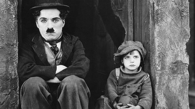 Charlie Chaplin na snímku z filmu The Kid (1921).