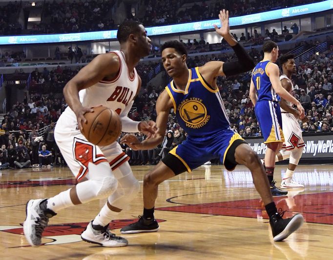 NBA: Golden State Warriors vs. Chicago Bulls (Dwyane Wade (3), Patrick McCaw)