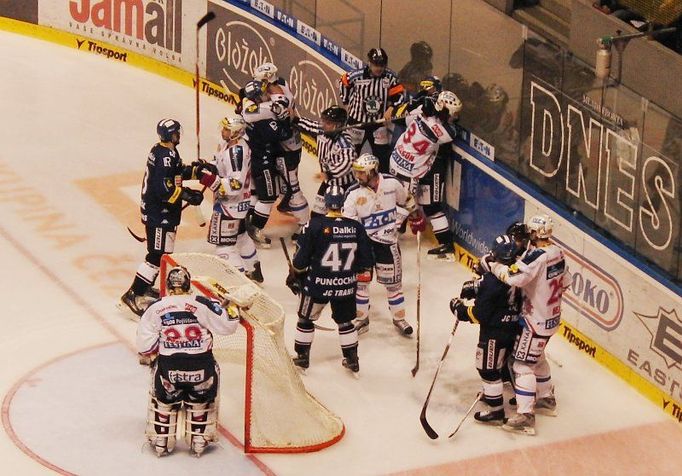 4. semifinále Pardubice vs. Vítkovice hodně bolelo, oba týmy chodily do soubojů naplno