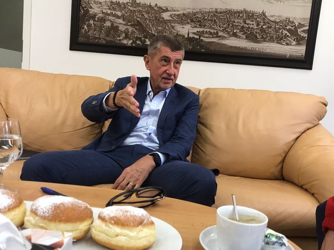 Předseda hnutí ANO Andrej Babiš ve své poslanecké kanceláři v Roudnici nad Labem v pondělí 7. února 2022