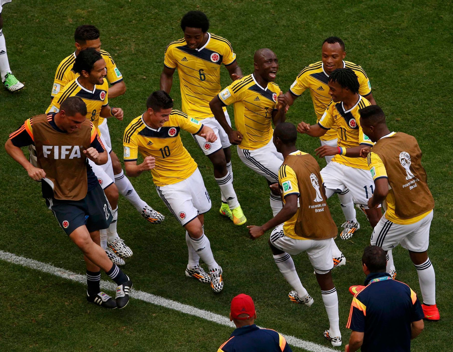 MS 2014, Kolumbie - Pobřeží slonoviny: James Rodriguez (4. zrpava) slaví gól
