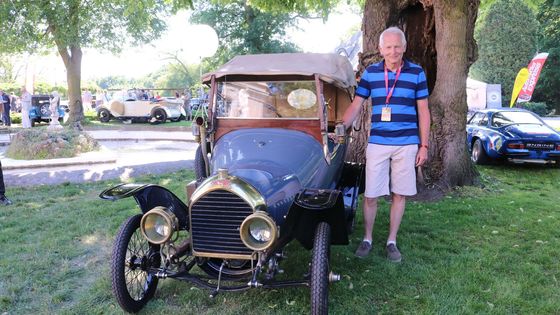 V Česku je jen jeden Peugeot Bébé, za jehož vzhledem stál slavný Ettore Bugatti. Vlastní ho kardiochirurg Jan Pirk. "Je pro mě velká čest ho vystavovat na Concours d´Elegance," řekl.