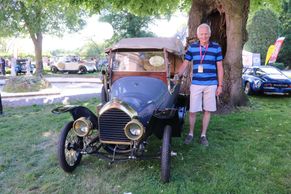 Nejkrásnější automobilové skvosty se potkaly na zámku Loučeň. Dohromady by stály půldruhé miliardy
