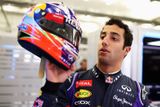 Poslední ranou do Vettelova sebevědomí je fakt, že nejrychlejší čas Red Bull nezajel on - čtyřnásobný mistr světa -, ale dvojka týmu Daniel Ricciardo (na snímku). Jestli mladík z Perthu bude takhle pokračovat, vypěstuje si šampion na Australany dokonalou alergii.