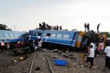 Někteří cestující zůstali pod troskami vlaku.