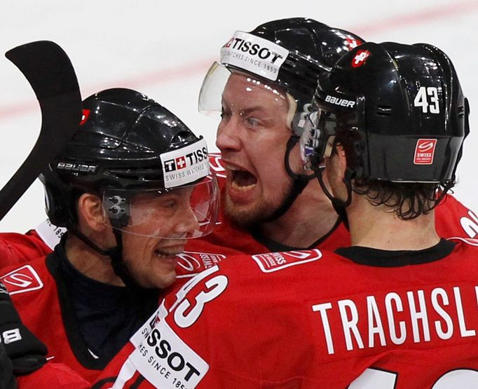 Ivo Ruthemann, Mathias Seger a Morris Trachsle se radují z gólu v utkání MS v hokeji 2012 Švýcarsko - Kazachstán.