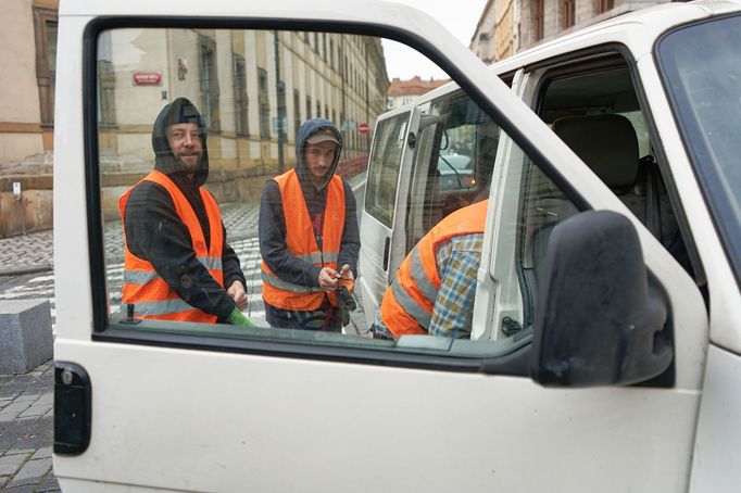 Demonstrativní umístění opravené lavičky, která měla sloužit jako reklamní poutač, zpět do veřejného prostoru.