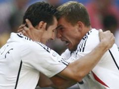 Německý fotbalista Lukas Podolski (vpravo) děkuje svému spoluhráči Miroslavu Klosemu za to, že mu připravil druhý gól ve švédské síti.