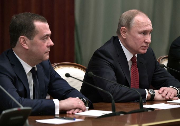 Ruský prezident Vladimir Putin a tehdejší premiér Dmitrij Medveděv na zasedání vlády v Moskvě 15. ledna 2020, kdy celá vláda s premiérem rezignovala.