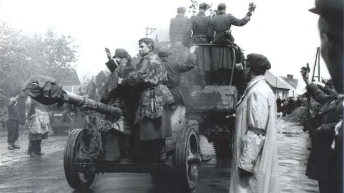 Hořelice, 6. května 1945. Projíždějící protitankový a protiletadlový oddíl Ruské osvobozenecké armády (ROA).