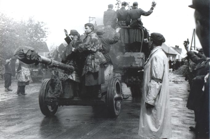 Hořelice, 6. května 1945. Projíždějící protitankový a protiletadlový oddíl Ruské osvobozenecké armády (ROA).