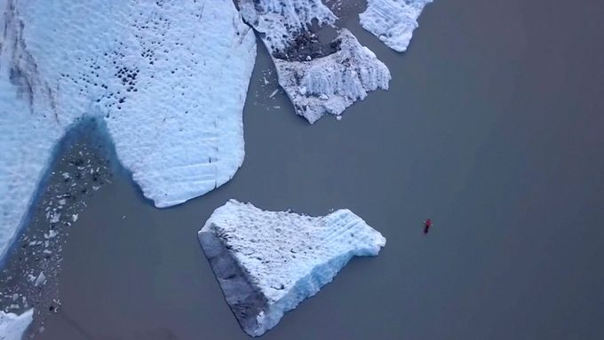Aljašské jezero, kde taje ledovec Valdez. Záběry natočeny den poté, co zde zemřeli tři Evropané