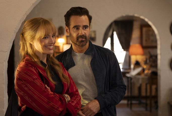 Margot Robbie jako Sarah a Colin Farrell v roli Davida ve filmu Velká odvážná nádherná cesta (2025).