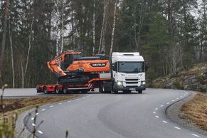 Že elektrický kamion nikam nedojede? Scania postavila továrnu na vlastní baterie