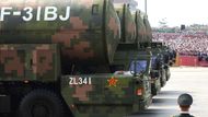 Rakety DF-31BJ strategických sil PLA při průvodu v Pekingu.