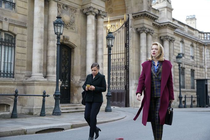 Blanche Gardinová v roli Lou a Léa Seydouxová jako France.