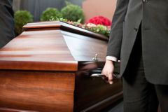 Papírové rakve zřejmě skončí, Šlechtová ve sněmovně prosadila přísnější pravidla v pohřebnictví