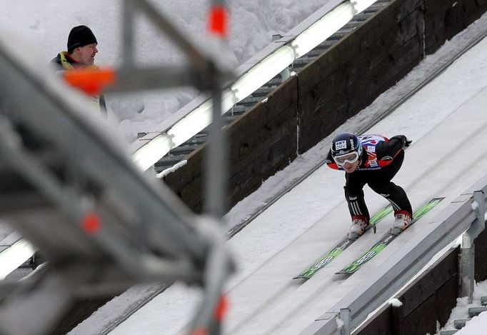 Jakub Janda v nájezdové stopě středního můstku v prvním kole závodu.