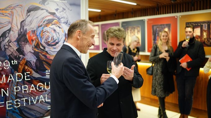 Dirigent a hudební ředitel Královské opery v Londýně Jakub Hrůša s ředitelem Českého centra Londýn Přemyslem Pelou na vernisáži výstavy k představení Věc Makropulos.