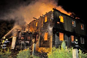 Ve Velkém Šenově - Janovce shořela chata, hasiče zranil padající komín
