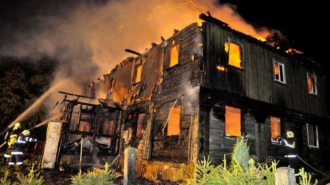 Ve Velkém Šenově - Janovce shořela chata, hasiče zranil padající komín