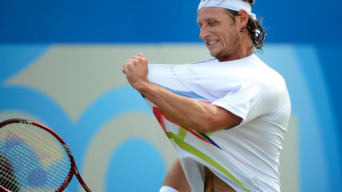 Argentinský tenista David Nalbandian reaguje na svou chybu v utkání s Bulharem Grigorem Dimitrovem na londýnském Turnaji klubu Královny Elizabeth.