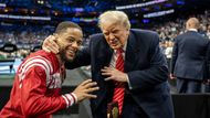 22. března 2025, Philadelphia, Pensylvánie: Americká klasika - Donald Trump sleduje finále univerzitního šampionátu wrestlerů v aréně Wells Fargo Center.
