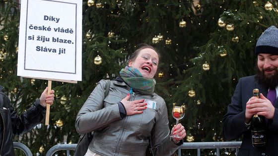 Fotoblog: Happening bez domova. Obchodníci s chudobou děkují vládě za dalších deset tučných let