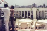 Hlavní město Havana na konci 80. let minulého století pro turisty nabízelo luxusní hotely, i když místní obyvatelé často žili ve velmi špatných podmínkách.