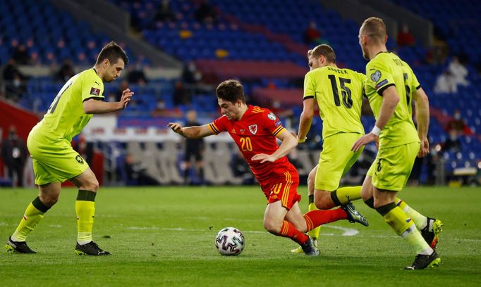 Daniel James a Tomáš Souček v utkání kvalifikace MS 2022 Wales - Česko