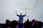 Pro fanoušky událost roku. Americká společnost Apple v úterý představila dva nové telefony iPhone 6 a další produkty. Nový šéf firmy Tim Cook vítá účastníky v divadle Flint v kalifornském Cupertinu.