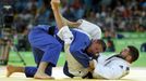 OH 2016, judo do 100 kg, semifinále: Lukáš Krpálek (v modrém) a Cyrille Maret (FRA)