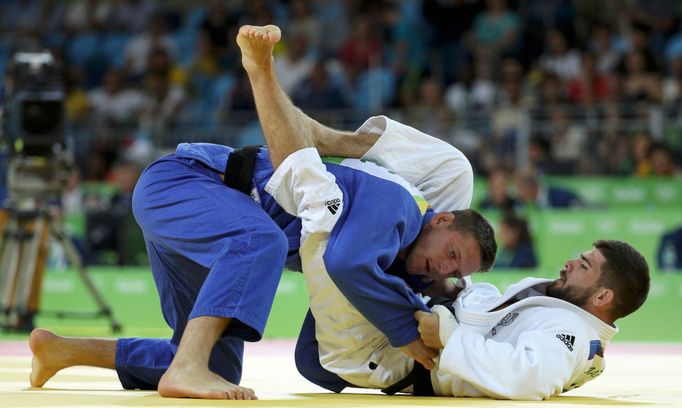 OH 2016, judo do 100 kg, semifinále: Lukáš Krpálek (v modrém) a Cyrille Maret (FRA)