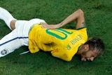 Neymar musel být ze hřiště odnesen na nosítkách, přičemž viditelně trpěl bolestmi,...