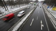 Jedním z jeho zdrojů jsou automobily. Proto také při smogové situaci meteorologové žádají řidiče, aby zbytečně nevyjížděli.