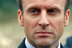 Průzkum: Macron by v prezidentských volbách porazil Le Penovou, Fillon by neprošel do druhého kola