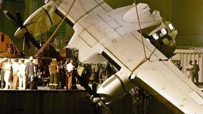 Havarované letadlo ATR 72 společnosti Tuninter po vytažení z moře 7. srpna 2005