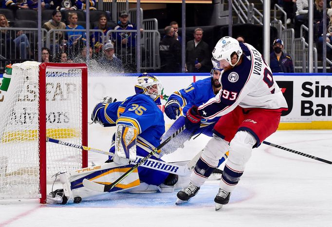 Jakub Voráček z Columbusu a brankář St. Louis Ville Husso