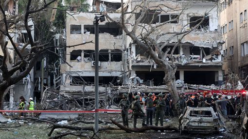Záchranáři pracují na místě dopadu po odpálení raket z Íránu na Izrael, Tel Aviv, Izrael, 16. června 2025.