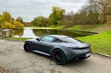 Brit se usadil v Praze a začal úřadovat. Osm důvodů, proč milovat Aston Martin DB12