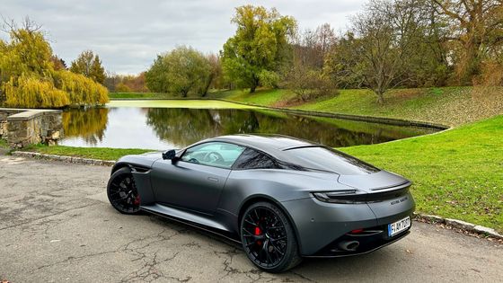 Brit se usadil v Praze a začal úřadovat. Osm důvodů, proč milovat Aston Martin DB12